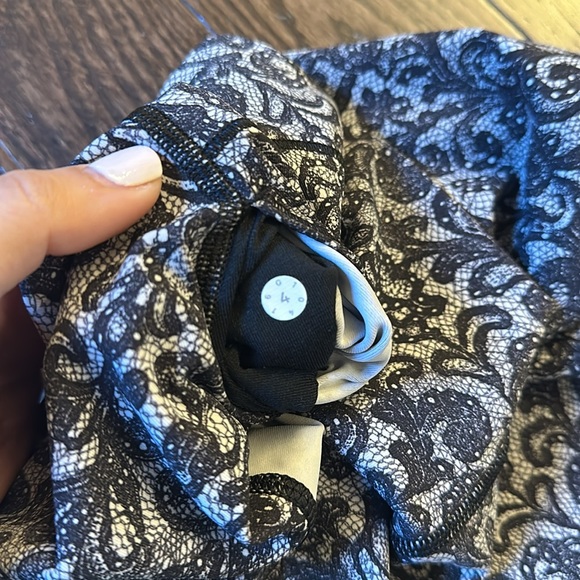 Lululemon Wunder Under Pant (Hi-Rise) - Picture 6 of 6